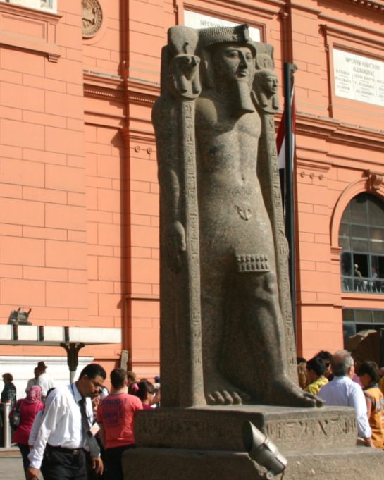 Фараон у входа в Каирский национальный музей древностей. Фото  Лимарева В.Н.